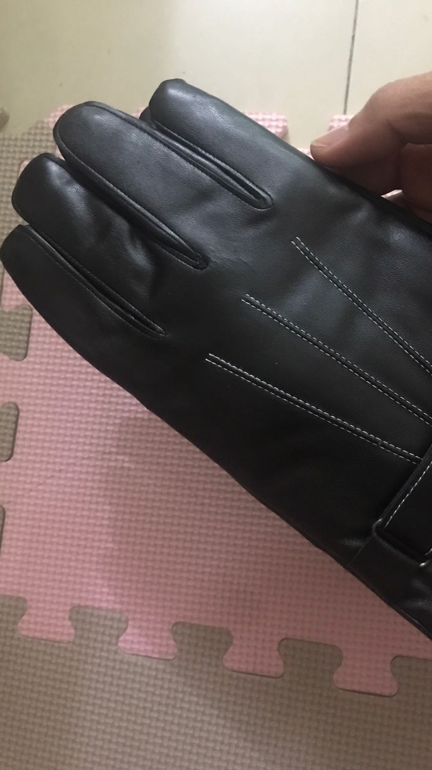 Găng tay da mềm mại, lớp lót lông đeo vào rất ấm và êm tay nữa, không có cảm giác thôi bởi da. Đeo rất mềm mại và dễ chịu. Cảm ứng điện thoại ngon lành. Nói chung so với tầm giá thì đánh giá 5 sao ủng hộ shop luôn.