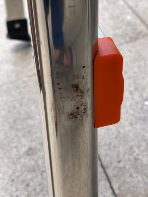 Thang chất lượng trung bình so với giá thành hơn 1 triệu. Đến tay bị móp nhẹ vài chỗ, khung tháng không biết có phải là inox mà thấy gỉ gỉ vài nơi?