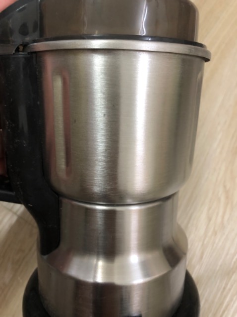 máy bụi nhiều và nhìn hơi cũ. giá 170k thấy hơi cao so với chất lượng. hộp máy cũng ko có hdsd, chỉ có mỗi cái hộp te tua với cái máy. lưỡi xay ok, nát 80% thôi ko được mịn lắm. mình mua xay dược liệu nên vậy cũng được r