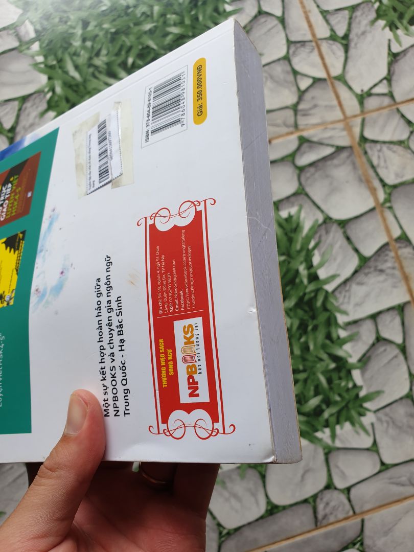 Gửi cho quyển sách cũ, nhăn và bẩn, để trong cái hộp giấy lỏng lẻo sơ sài, nhìn chả ra làm sao. Chán