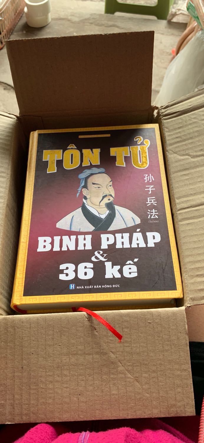 Bìa sách hơi bị bụi bẩn, có vết trầy xước, như là sách cũ hoặc sách bị để lâu ngày trong kho. 
Giấy in khá ok, chữ rõ nét. 
Mình vừa nhận được hàng, chưa đọc nên chưa rõ nội dung cách viết như nào.