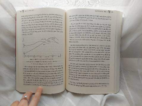 Nối tiếp cuốn 1,2,3 thì cuốn 4 chủ yếu bàn luận về các cuộc chiến tranh tiền tệ từ 1920 đến 1990.
Bản dịch cuốn hút. Sách in bản đẹp. Cỡ chữ cũng như tương phản với màu giấy khá dễ chịu mắt. 
Điểm trừ duy nhất là trang sách hơi mỏng.