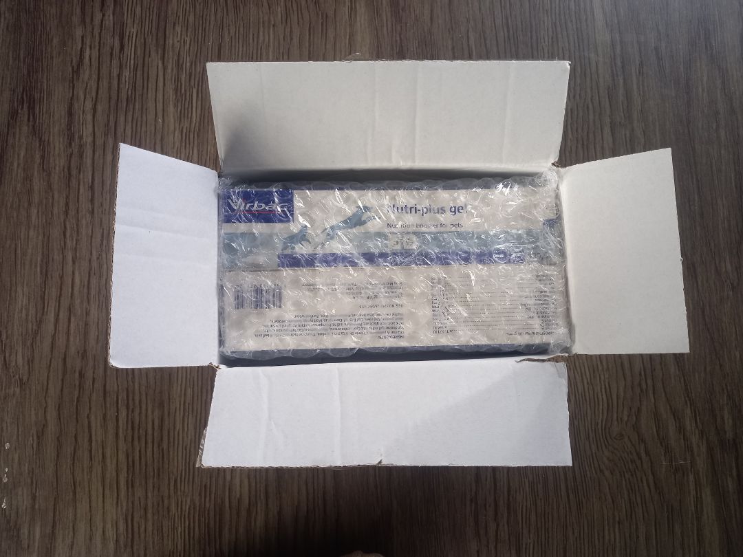 Gói hàng kỹ. Tuýp khá là to. 2 em nhà mình lúc đầu cũng không quen lắm. Nhân viên giao hàng thân thiện, nhiệt tình.