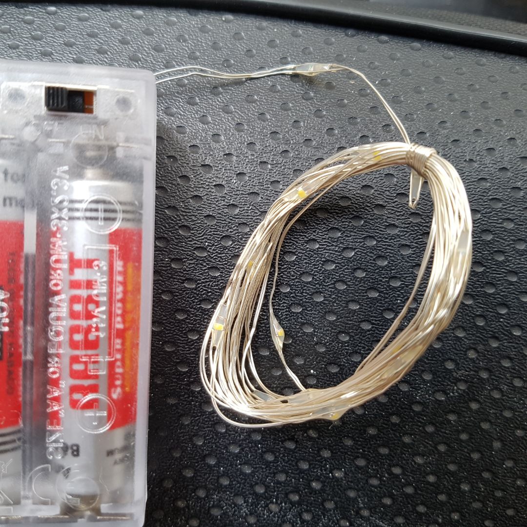 Đèn quá đẹp. Mình mua loại 2 mét pin không nháy. Dây màu bạc kẽm phối màu với đèn quá đẹp. Đèn kích thước ko to, quá vừa ý mình. Có công tắc bật/tắt. Lắp pin khá dễ. Tiki giao hàng nhanh.