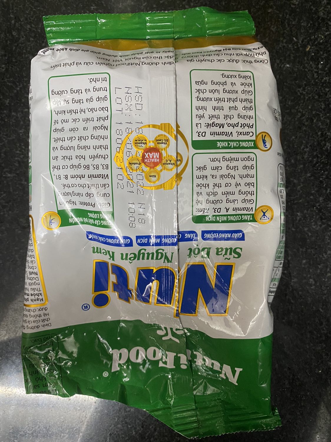 Sữa thơm ngon, date xa (cuối năm 2022). Giao hàng ngay trong thời gian xiết chặt giãn cách xã hội luôn, mừng quá!