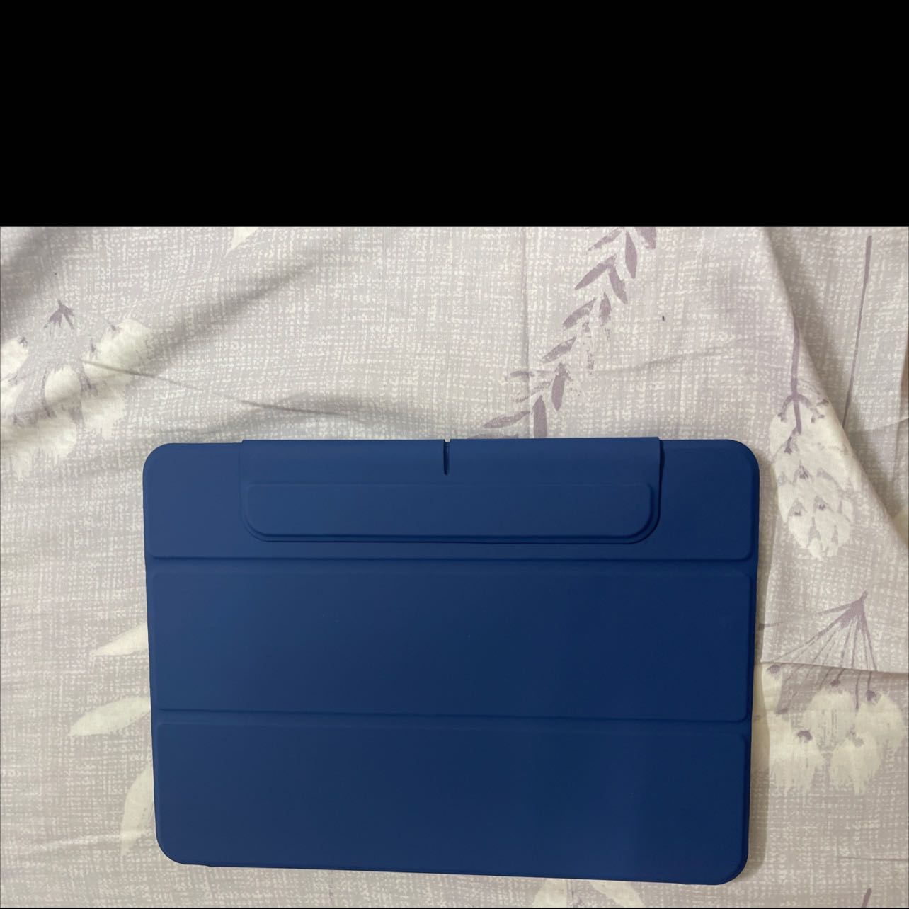 Mỏng, nhẹ, màu đẹp y như hình, nam châm kết dính tốt, nhưng các cạnh viền kg có bảo vệ, nên cải tiến thêm