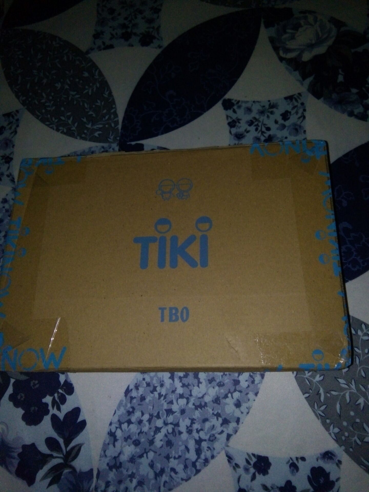 hàng về nhanh, đóng gói chắc chắn, có lót ly, tiếc là ko có màng co ( ko thấy màng co nên sợ rớt cái lót ly, hên là vẫn còn ), mình xuôi ko có poster ( 1 số người có, chắc mấy người đó best nhân phẩm cmnr ), sách hay, nên mua, nếu chưa xem kny anime thì nên đọc cái này trước mới xem anime vì anime làm hay hơn manga ( theo mình )