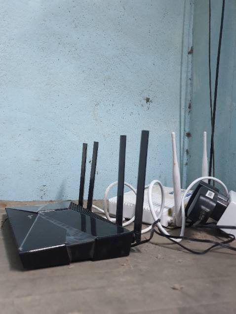 Dùng cũng gần 5 tháng rồi mới lên đánh giá. Nhìn chung sóng mạnh, ổn định, phù hợp vs gia đình nhiều người. Đặc biệt có chức năng smart thay vì 2 băng tần thì gộp thành 1, rất tiện khi di chuyển ra xa. Đã *** với cục phát nhà mạng thì cục này mạnh hơn (tùy vào gói mạng bạn mua, trường hợp của mình là mạng VNPT với modem GW020H thì *** tốc độ tải cục nhà mạng chỉ 189Mb/s nhưng cục này tận 280 Mb/s, chênh lệch quá nhiều). Về khoảng cách ra xa thì cục này vs modem nhà mạng thấy như nhau, chỉ là cục này có chức năng smart nên tự chuyển qua 2.4G thuận tiện hơn. Ngoài ra cục còn có trang bị wifi 6 với cái app tenda xịn xò dễ dàng quản lý mạng thay vì phải vào địa chỉ IP *** để quản lý. Cục này cũng duy trì kết nối ổn định khi nhiều thiết bị (Tivi, 3 smartphone, 1 laptop, và một số thí chủ dùng chùa wifi) trong khi cục nhà mạng hay bị chập chờn, chơi game bị rớt ping không mượt, đặc biệt canh tối 6-8H. Cái này mình *** trên cả mode bridge và mode thông thường (gắn Archer Ax10 như một đầu ra mạng LAN của modem GW020H).