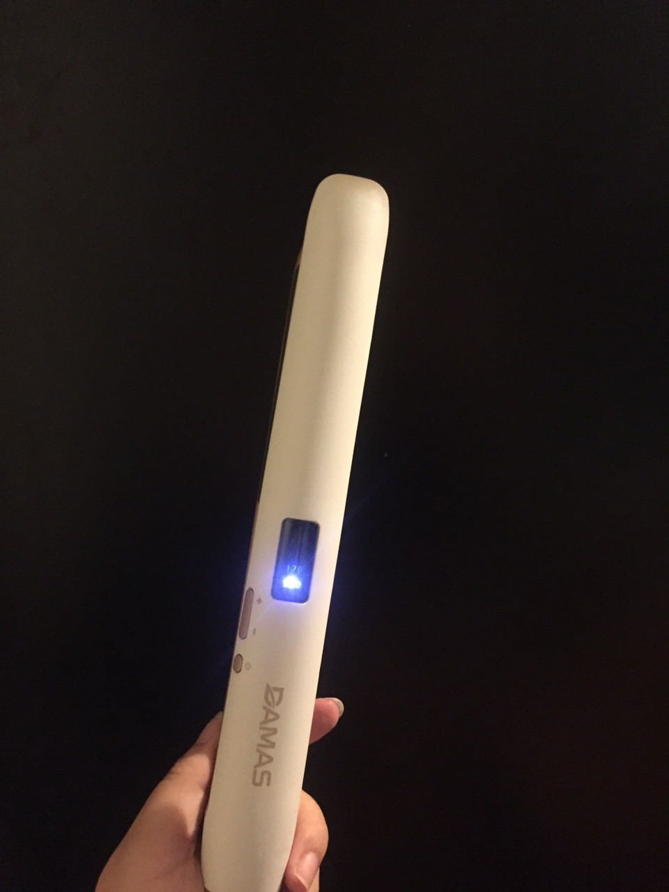 Nhận được hàng siêu nhanh. hàng của Damas chuẩn luôn, chính hãng. Logo đàng hoàng + lời cảm ơn + giấy bảo hành và dịch vụ CSKH. Hàng rất xịn từ chất liệu đến thiết kế. máy nóng nhanh. dễ điều chỉnh nhiệt độ. khoảng nhiệt độ thấp - cao được giãn đều nên cũng tiện lợi khi chọn! 1 ưu điểm nữa đó là máy là tóc vào nếp nhanh lắm. tóc mình xoăn tít mà là phát + dùng ít gôm = vào nếp ngay. Lần mua hàng này mình cực kỳ ưng ý về chất lượng sản phẩm và giá cả. Giá rất rẻ so với các máy của các thương hiệu lớn khác.