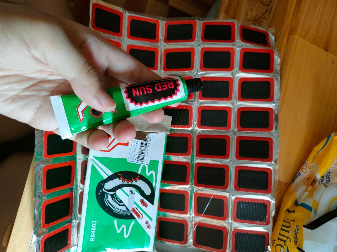 đúng mô tả. mình mua về dán hồ bơi hơi cho con mà k dính. hơi buồn. chắc chỉ dán vỏ xe dx thôi đúng mô tả. mình mua về dán hồ bơi hơi cho con mà k dính. hơi buồn. chắc chỉ dán vỏ xe dx thôi