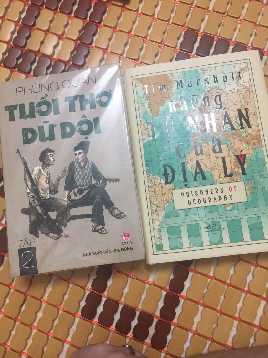 Giao hàng nhanh chóng, sách nguyên vẹn, hiếm khi thấy “Tuổi thơ dữ dội” sale 40% như vậy nên chốt liền tay. Mua 2 cuốn này với giá 0đ nên khá thích (tại có mã giảm với Tiki xu). Tại vì mịn đã mua “Nhật ký Đặng Thuỳ Trâm” và “Nỗi buồn chiến tranh” rồi nên muốn mua bộ này để đọc, đọc để biết về những con người thời xưa kia dù phải chịu những đau thương, mất mát nhưng vẫn kiên cường, lạc quan sống, vững tin bước tiếp và chiến đấu cho mai sau. Giao hàng nhanh chóng, sách nguyên vẹn, hiếm khi thấy “Tuổi thơ dữ dội” sale 40% như vậy nên chốt liền tay. Mua 2 cuốn này với giá 0đ nên khá thích (tại có mã giảm với Tiki xu). Tại vì mịn đã mua “Nhật ký Đặng Thuỳ Trâm” và “Nỗi buồn chiến tranh” rồi nên muốn mua bộ này để đọc, đọc để biết về những con người thời xưa kia dù phải chịu những đau thương, mất mát nhưng vẫn kiên cường, lạc quan sống, vững tin bước tiếp và chiến đấu cho mai sau.