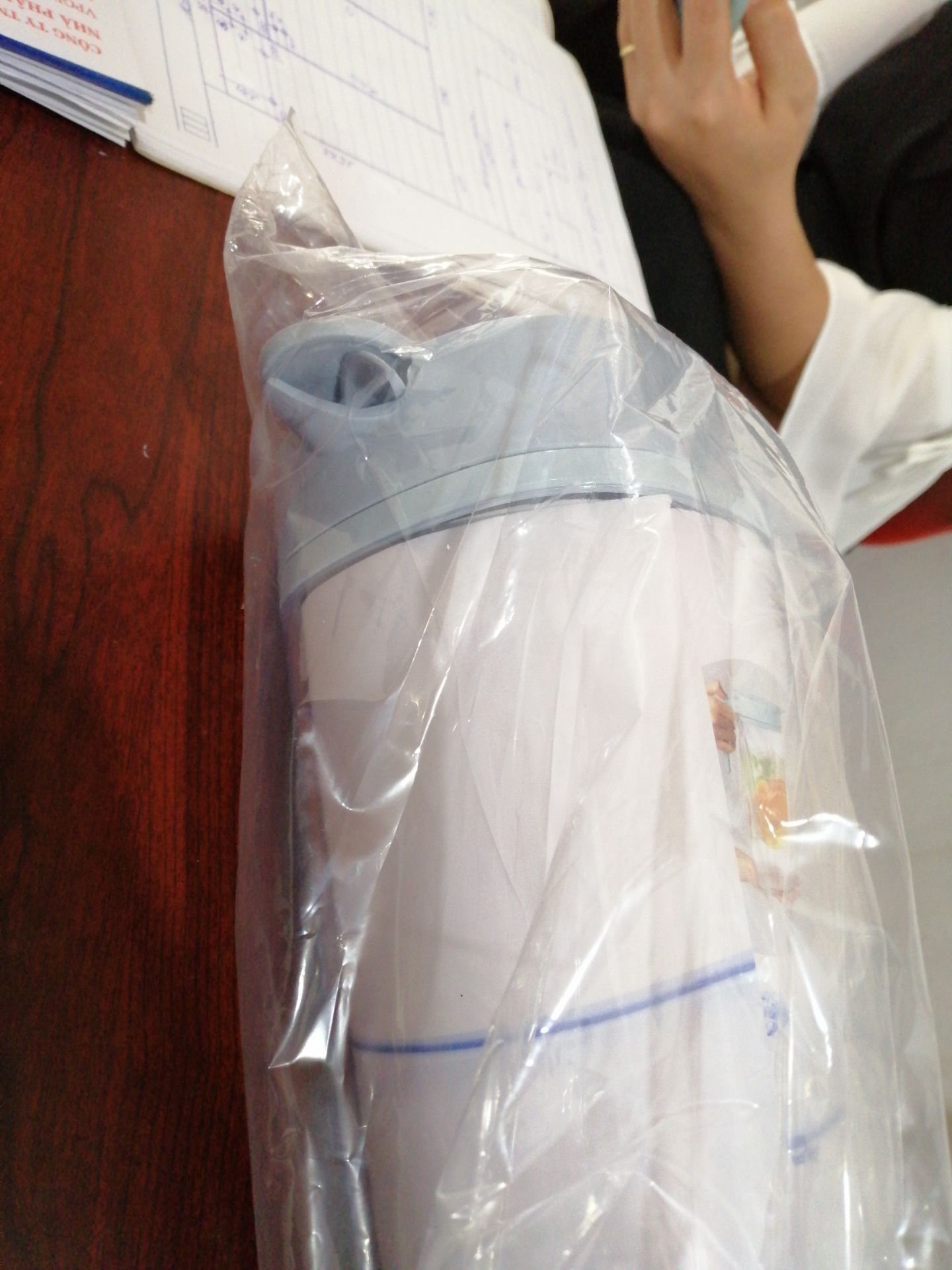 Bình bị mẻ miệng. Đề nghị hoàn trả hàng ngay sau khi bốc hàng