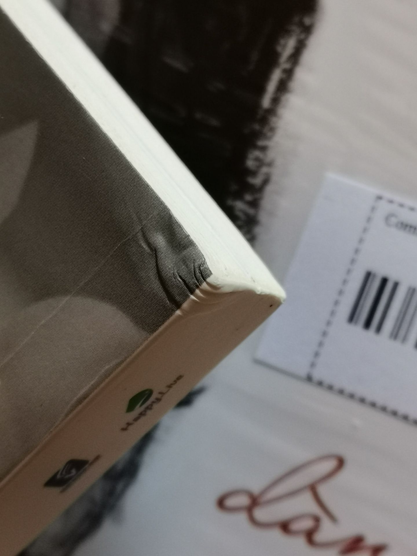 -Sách hay,
-Giấy lởm chởm như lưỡi cưa lưỡi liềm ,
-Mã k biết để làm gì nhưng k cào đc
-Bọc sơ sài nên nát hết mép sách, mình thấy có một số bên họ quấn bìa hoặc chống sốc bên ngoài.