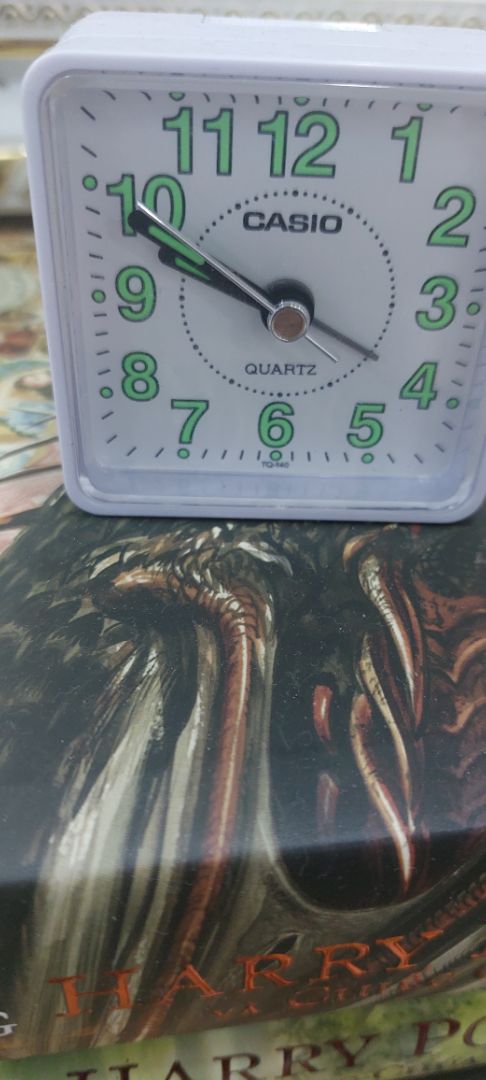 đồng hồ chạy chuẩn giờ, hoạt động tốt, kích cỡ nhỏ xíu thích hợp mang đi du lịch, chất lượng cao 👌