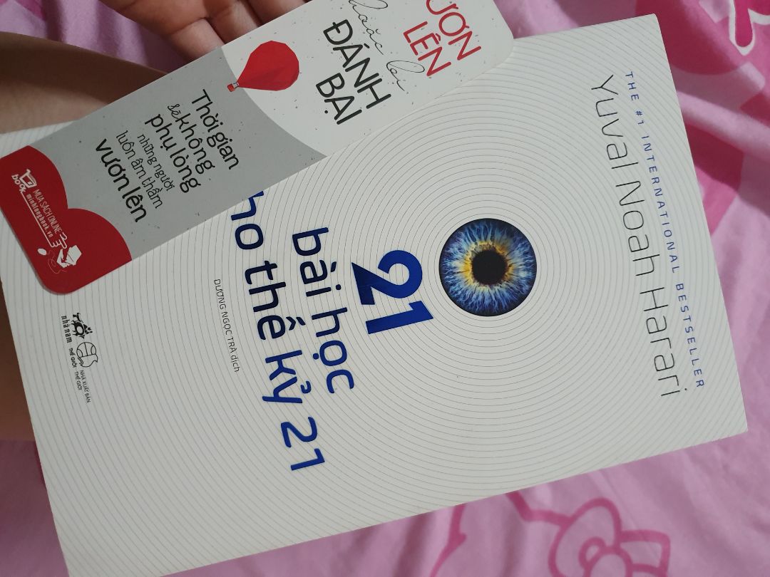 Mình là fan của Yuval Noah Harari sau khi đọc quyển Homo Sapiens, mong là 2 quyển này tác giả vẫn giữ vững phong độ.
Sách mới, đẹp, giao nhanh

Update: Quyển 21 bài học càng về sau bàn luận về triết lý, tôn giáo, lịch sử khá nhiều, cũng có nhiều ý kiến chủ quan của tác giả hơn so với Sapiens. Nói là bài học thì cũng không đúng lắm, đây gần như là lời cảnh tỉnh cho con người vậy, hơi u ám về tương lai nhưng thực tế.
Vẫn rất nên đọc nhé.