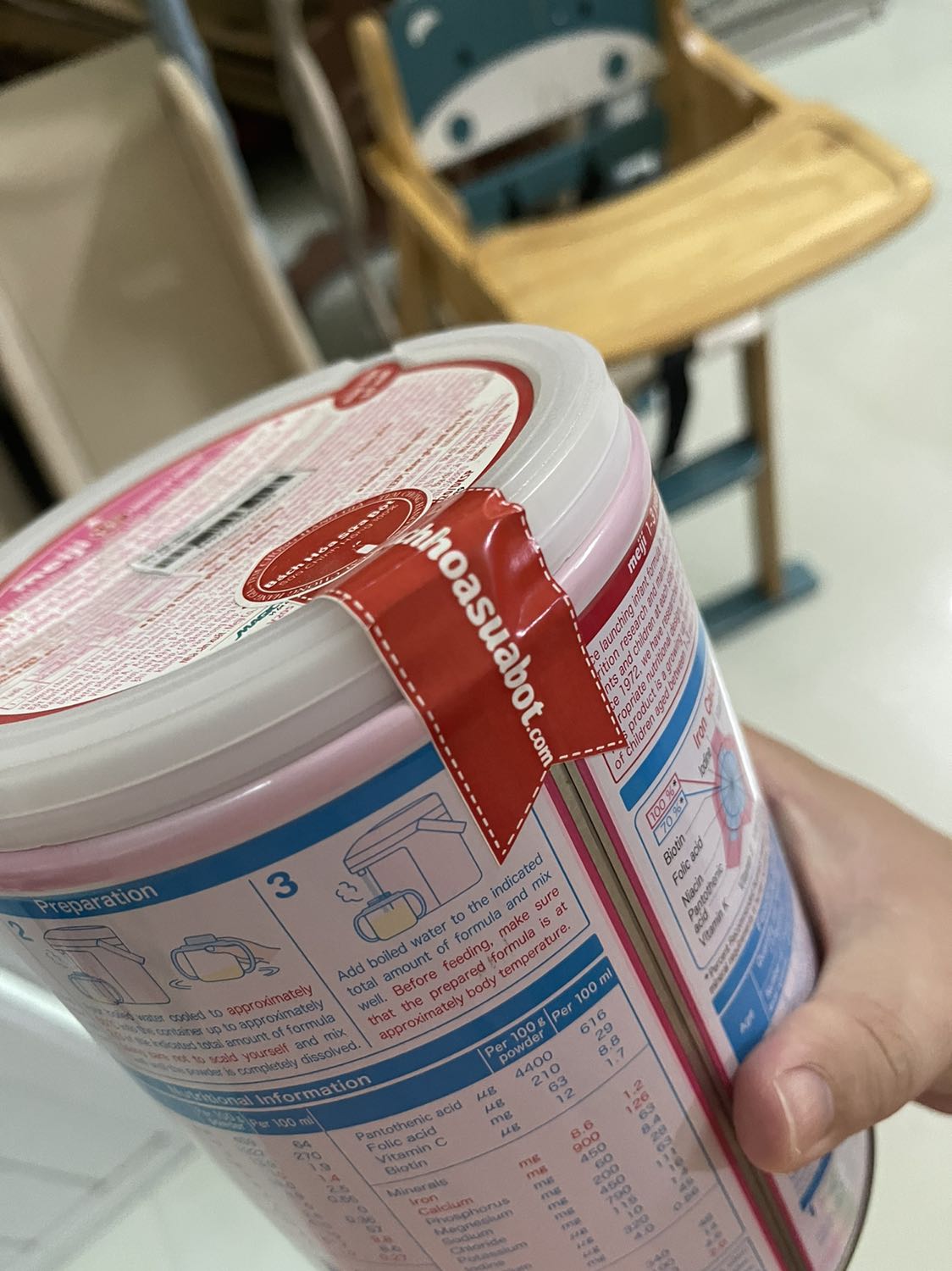 Sản phẩm giao hàng nhanh chóng.

Mình đặt 3 ngày là có hàng rồi.

Về so sánh thử với sữa mua ngoài hàng thì không khác gì về bao bì cả.

Chất lượng mình nghĩ cũng sẽ tương đương thôi :D