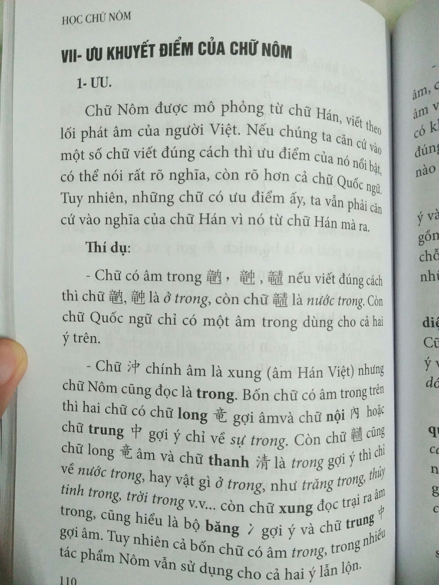 Mình biết đến thầy Vũ Văn Kính qua cuốn từ điển chữ Nôm trong thư viện trường. Bản thân mình rất thích tìm hiểu về ngôn ngữ, đi học hay nghe thầy cô nói đến chữ Nôm nhưng lại cũng chẳng biết nó ra sao cả, và thầy cô cũng chẳng đưa ra dẫn chứng chuứng minh quan điểm của họ, chỉ nghe phong phanh mấy điều: Nôm giống như chữ Tàu, khó học, rắc rối hơn Hán tự. Mấy hôm tìm dạo ở Tiki mình mới thấy cuốn này, và nó nằm ngoài chủ đích mua sắm ban đầu của mình. Thật hay khi nhà cung cấp vẫn còn sách để mình đặt. 

Mình đã đọc qua nội dung, phải nói là rất chi tiết, đầy đủ, lại dễ hiểu cho những người chưa biết gì. Thầy ấy viết rất có tâm, lại đem cả kinh nghiệm của bản thân sau bao năm nghiên cứu (tuy không phải là tất cả, nhưng đủ cho người mới bắt đầu).

Các cụ xưa học được, vậy mà con cháu hậu thế lại chê, thiết nghĩ chẳng qua là họ không muốn nhọc công tìm hiểu thôi. Sách có người viết, quan trọng ai chịu đọc. 

Mình thấy sách như này phải đem phổ cập giáo dục chứ nhỉ? Dù Nôm là tử ngữ nhưng nó vẫn tồn tại trong văn chương. Đơn cử như cấp phổ thông học ra rả Truyện Kiều (Đoạn trường tân thanh), nhưng hỏi Nôm ở chỗ nào, Hán ở chỗ nào,  chủ đích ông Du chọn viết Nôm ở chỗ ấy,... không biết :)

Dù sao cũng cảm ơn nhà cung cấp, cảm ơn Tiki đã đem sách về?