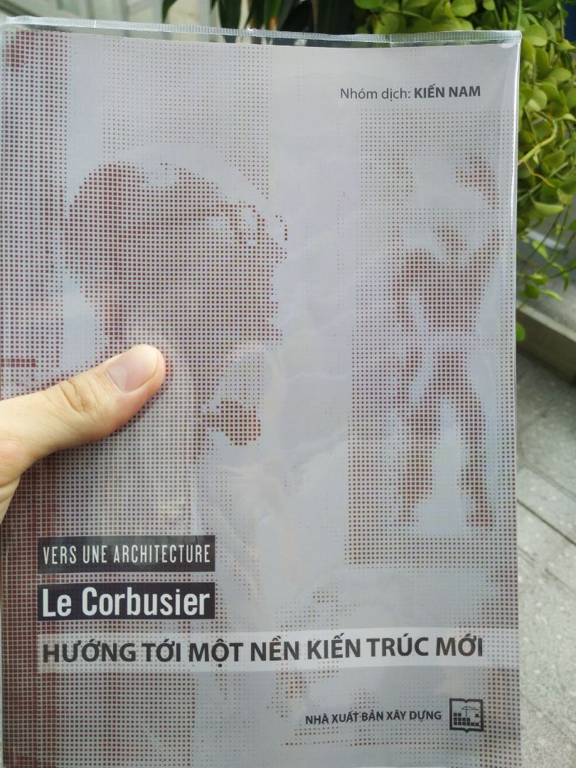 Giao hàng nhanh, chất lượng sách tốt, tuy nhiên đóng gói hơi chưa tốt nên sách có bị cong nhẹ. Về nội dung thì mình mới đọc được 50%, và quyết định mua sách là không hề sai. Mặc dù các công trình đã có phần lỗi thời, nhưng tư duy đổi mới và cuộc cách mạng mà ông khởi xướng thì luôn đáng học hỏi trong mọi thời đại.