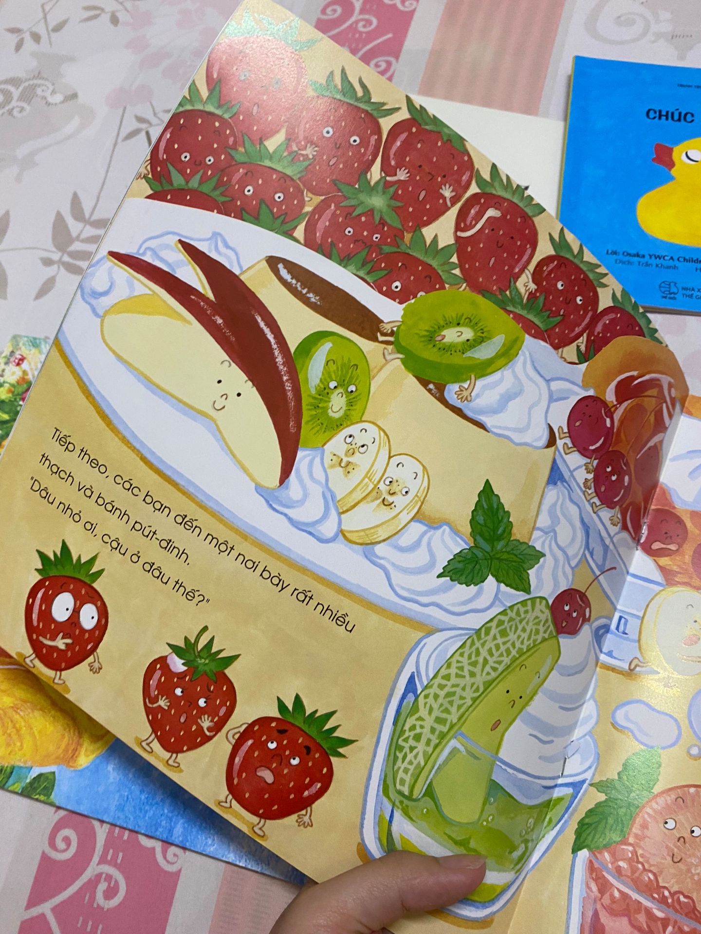 màu sắc đẹp, hình vẽ nét chì thân thiện với mắt của con. mình thích sách kiểu đơn giản thế này, trvia bé con cũng thích quả dâu với sách màu hồng