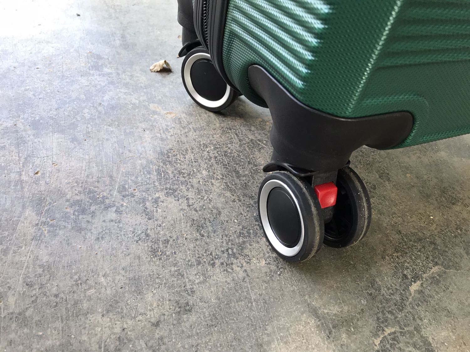 Vali màu sắc đậm hơn ảnh tí, nhựa hơi mỏng manh ọp ẹp, k có phần chân đế cao su bên 1 mặt vali để khi để vali nằm xuống lấy đồ ko bị trầy xước; biết thế mình mua cái túi bọc cho đỡ xước. Mình nghĩ mọi người nên thêm tiền mua con vali khác nhựa dày dặn chắc chắn hơn nha. Nếu có time quay lại mình sẽ thêm tiền mua con vali khác chắc chắn cứng cáp hơn. Phần lót trong mỏng, chỉ có 1 ngăn đựng đồ, k có nhiều ngăn phụ khác như vali khác, bất tiện. Phần tay cầm ko chắc chắn