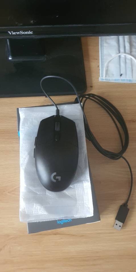 Các bạn nào còn e dè xem shop này có mua được không thì mình cam đoan shop này 100% uy tín nhé, mình mới mua xong đây. Shop gói nghém kĩ càng, bóc muốn hụt hơi, hộp giống như trong hình. Chuột mới chính hãng xài rất ngon, nhanh và nhạy, vô được phần mềm. Rất thích hợp để pvp Minecraft. Mình rất hài lòng dịch vụ của shop!