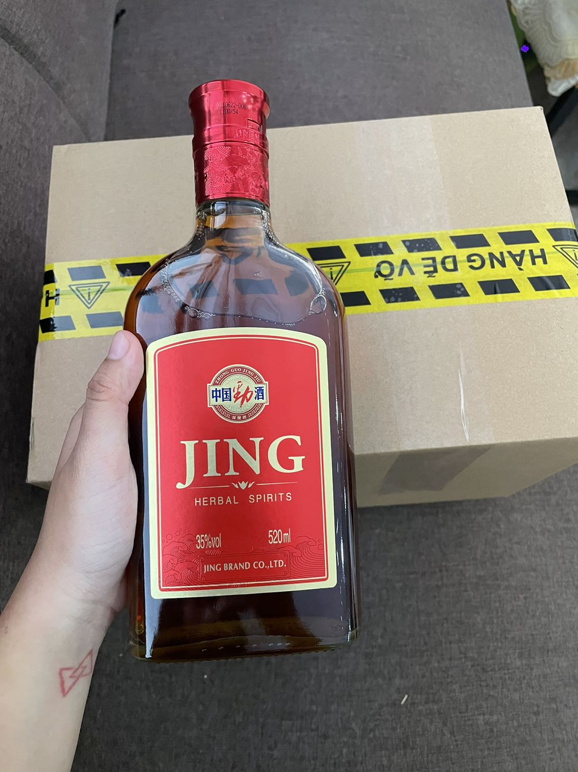 Shop gói hàng kỹ, có dùng bọc chống sốc rất dày 😂😂 làm mình gỡ mệt quá trời luôn. Bạn mình là người Trung nên rất thích loại Rượu này. Uống cực thơm, tưởng uống với nó xong dậy đau đầu ai dè ổn định lắm nhaaa