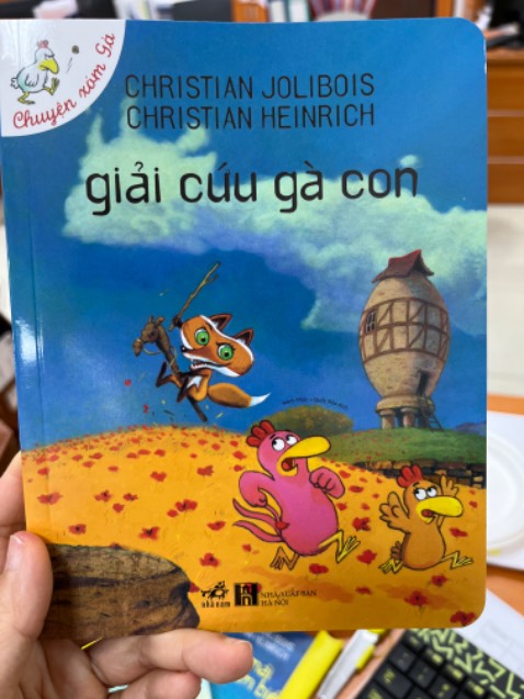 Mình đã nhận được sách. Chỉ khác trên ảnh ở chỗ sách bên ngoài bo tròn phần góc phải trên và góc phải dưới.
Thông tin mô tả có thể sử dụng bookcare nhưng khi nhận hàng không cuốn nào được bọc (có thể do bo góc nên không bọc được)
Nội dung vui nhộn.