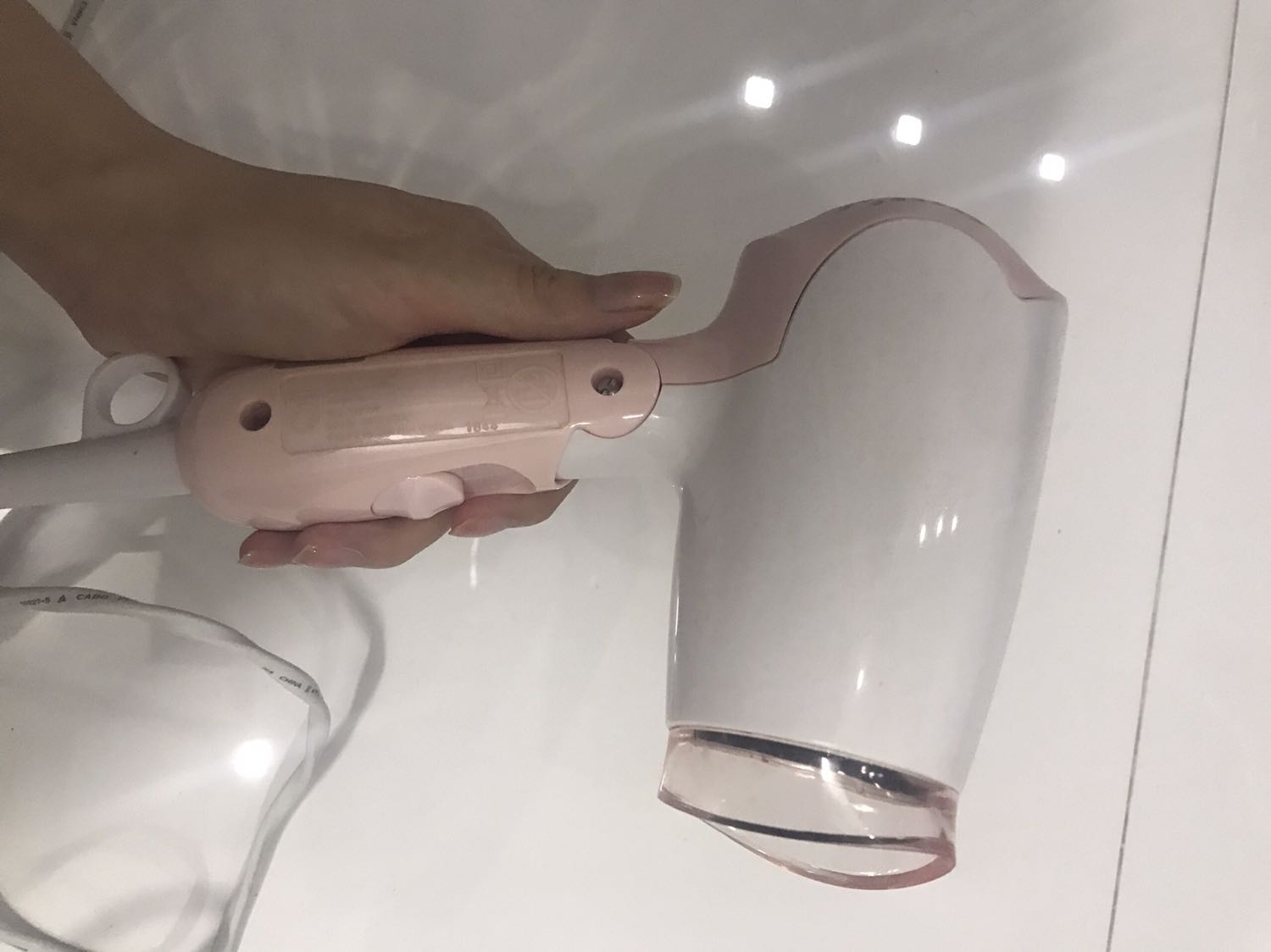 Sản phẩm xài rất tốt, êm ko gây tiếng ồn nhiều, có bảo hành tem chính hãng đàng hoàng, mình mua một lần 2 cái để cho cả nhà xài, rất tin tưởng shop nha