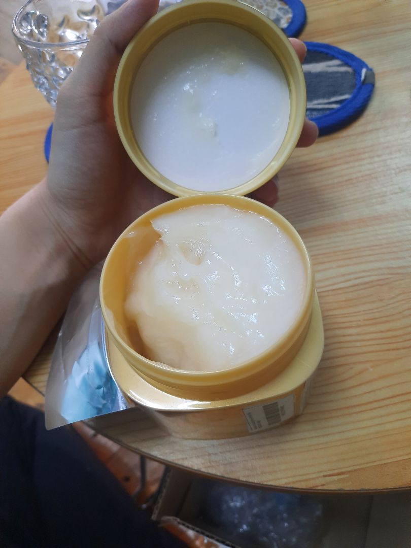 -Dù giao hàng tiêu chuẩn nhưng vẫn nhận được hàng sớm.
-Nhận được sản phẩm chính và tặng đầy đủ.
-Đóng gói bên trong hơi ẩu nhưng may là sản phẩm không bị đổ.
-Đọc review thấy tốt nên order dùng thử nhưng hơi thất vọng 1 tý:
 +Không thơm như các bạn review (dường như không có mùi luôn)
 +Dù chỉ lấy 1 ít nhưng khi xả rất tốn nước vì không rửa kỹ da nhờn và gây ngứa.