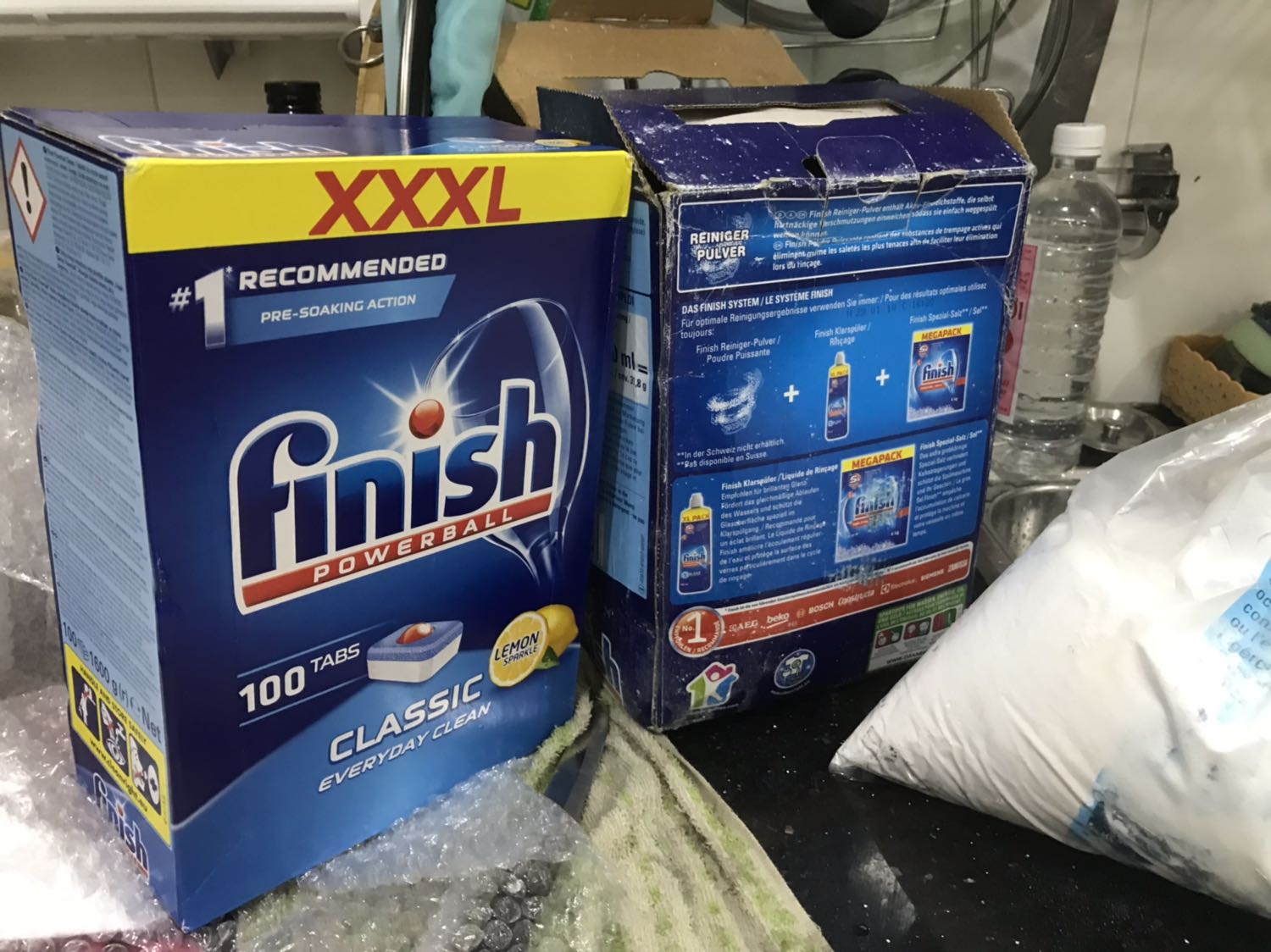 Mua 1 hộp viên, 1 hộp bột 4.5kg. 
Hộp viên mới, nguyên vẹn, không tìm thấy hạn sử dụng nên ko biết làm sao xem hạn sử dụng, ko biết cứ xài ko có hạn vậy được ko, có gì ko tốt cho sức khỏe, cho máy rửa bát ko.
1 hộp bột 4.5kg thì thất vọng quá. Đóng gói kỹ nhưng hộp trầy xước, mất thông tin, ko thấy date. Lôi bịch bột ra thì nhãn trên bịch nhoà mực, bịch đầy bụi bẩn, giống như cũ lắm, bột trong bịch thì trắng nhưng mùi khó chịu, tiki có đổi được ko