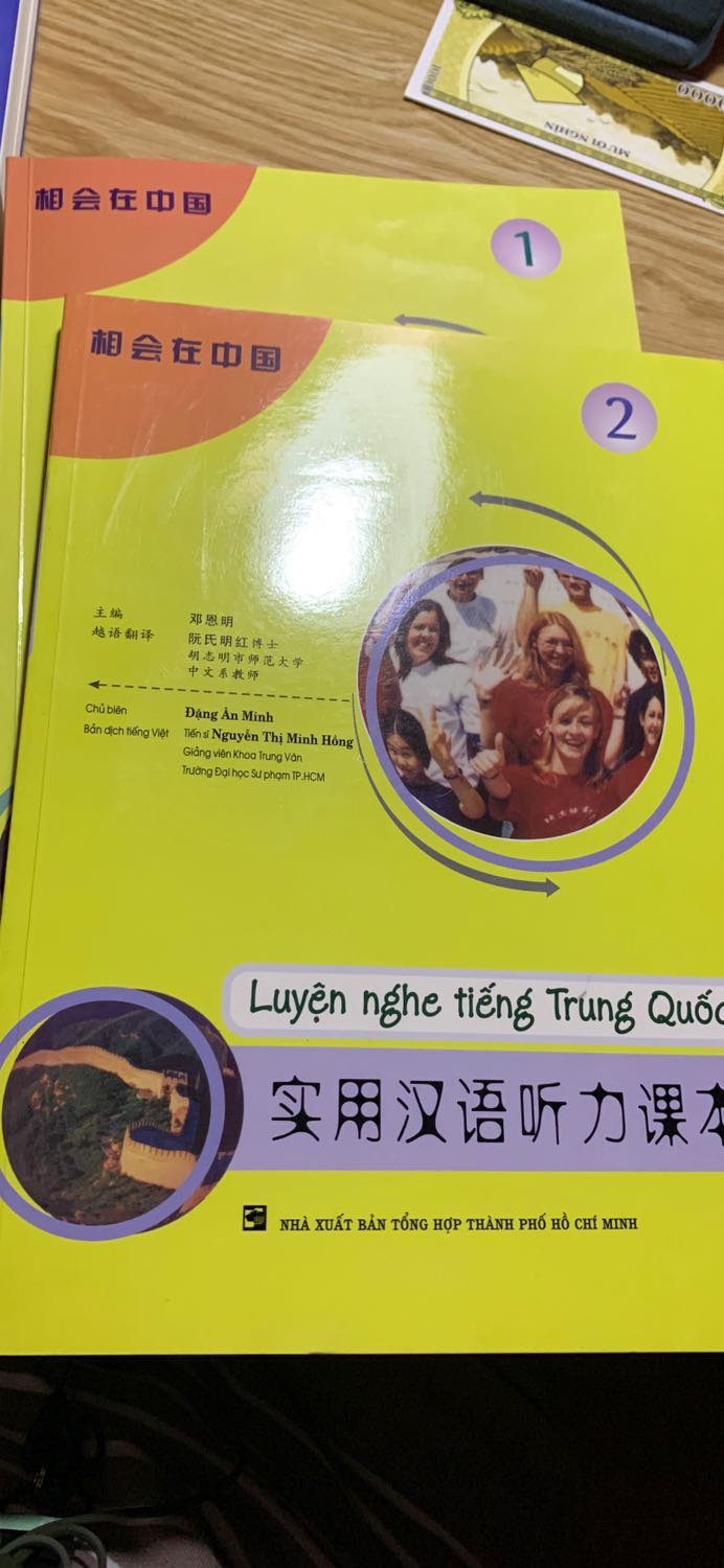 Mình rất ít khi đánh giá sp nhưng lần này phải lên đánh giá ngay vì sách hay quá. Mình mua cả tập 1 và 2 về luyện nghe. Thực sự rất hài lòng về chất lượng :))). Có cả đáp án đằng sau sách các bạn nhé. Bạn nào cần luyện nghe thì nên mua sách này nhé.