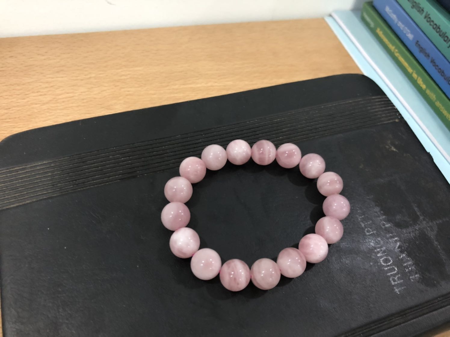 Sản phẩm rất đẹp, màu đẹp, được mài nhẵn bóng, rất chăm chút, sản phẩm tốt hoen mặt bằng thị trường (đa số các shop khác toàn bán đá có màu hồng lợt lợt, không được đậm và đẹp như của shop này)