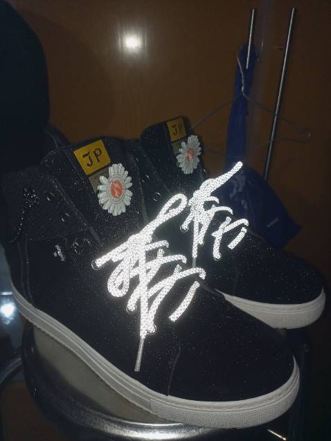 Giày da lộn quá mỏng đi ko được êm chân. Giá 250k ko đồi hỏi thêm "tôi đã thay dây giày phản quang và gắn ghi cài áo hoa cúc ở lưỡi gà" nhìn cho đột phá lên, còn giày shop ở dạng mặc định ko quá nổi bật.