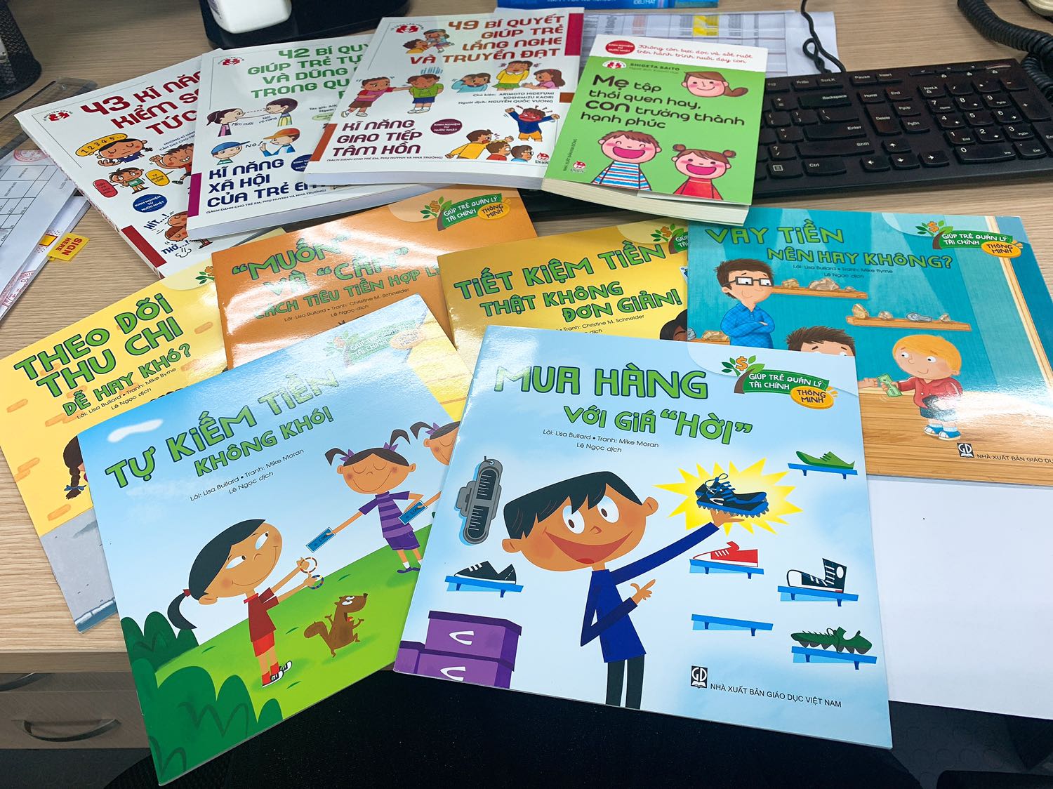 Sách hay, chi tiết. Giấy đẹp và to ạ, nhưng nếu trình bày màu thì sẽ bắt mắt hơn ạ hihi