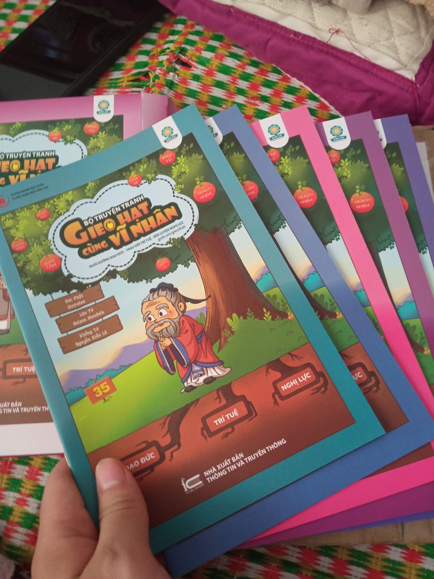 Sách mỏng dễ đọc cho trẻ, có những câu hỏi nhỏ để trẻ học cách tư duy.Những câu chuyện của các vĩ nhân sẽ góp phần xây dựng nhân cách cho trẻ. Chúng ta có thể chi cả triệu mua quần áo cho con trẻ thì không có lý gì những thứ quan trọng thế này lại không có trong nhà.