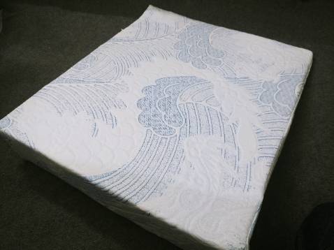 Tôi đã dùng mấy hãng gối cả hàng quảng cáo nhập khẩu Nhật gì đó lẫn Hi-Sleep thì tôi thấy Hi-Sleep chất lượng vẫn tốt hơn dù giá có cao hơn. Tiền nào của ấy thôi. Còn về dịch vụ của Tiki thì quá tuyệt với rồi, bọc hàng rất kĩ và vận chuyển nhanh, nhân viên thân thiện