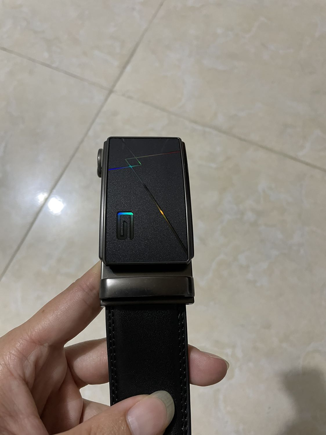 Hàng ổn trong tầm giá, mặt mới nên nhìn khá ổn, lâu thì không rõ. Phần răng khoá làm dài về phía mặt tầm 5-7cm nữa là đẹp khỏi phải cắt. Mua giá sale 159k thanh toán giảm 50k nữa, vậy là 110k cho sản phẩm này ok.