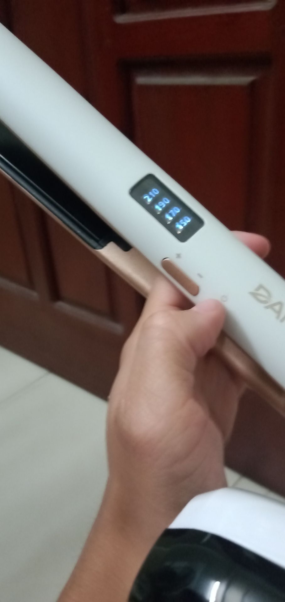 Máy cầm rất là đầm và chắc, không giống mấy hàng rẻ tiền mua trên sàn S, lên nhiệt rất nhanh, có màn hình hiển thị LCD. Uốn duỗi ép tóc đều ok, sản phẩm dùng rất ok luôn shop ạ 🤗