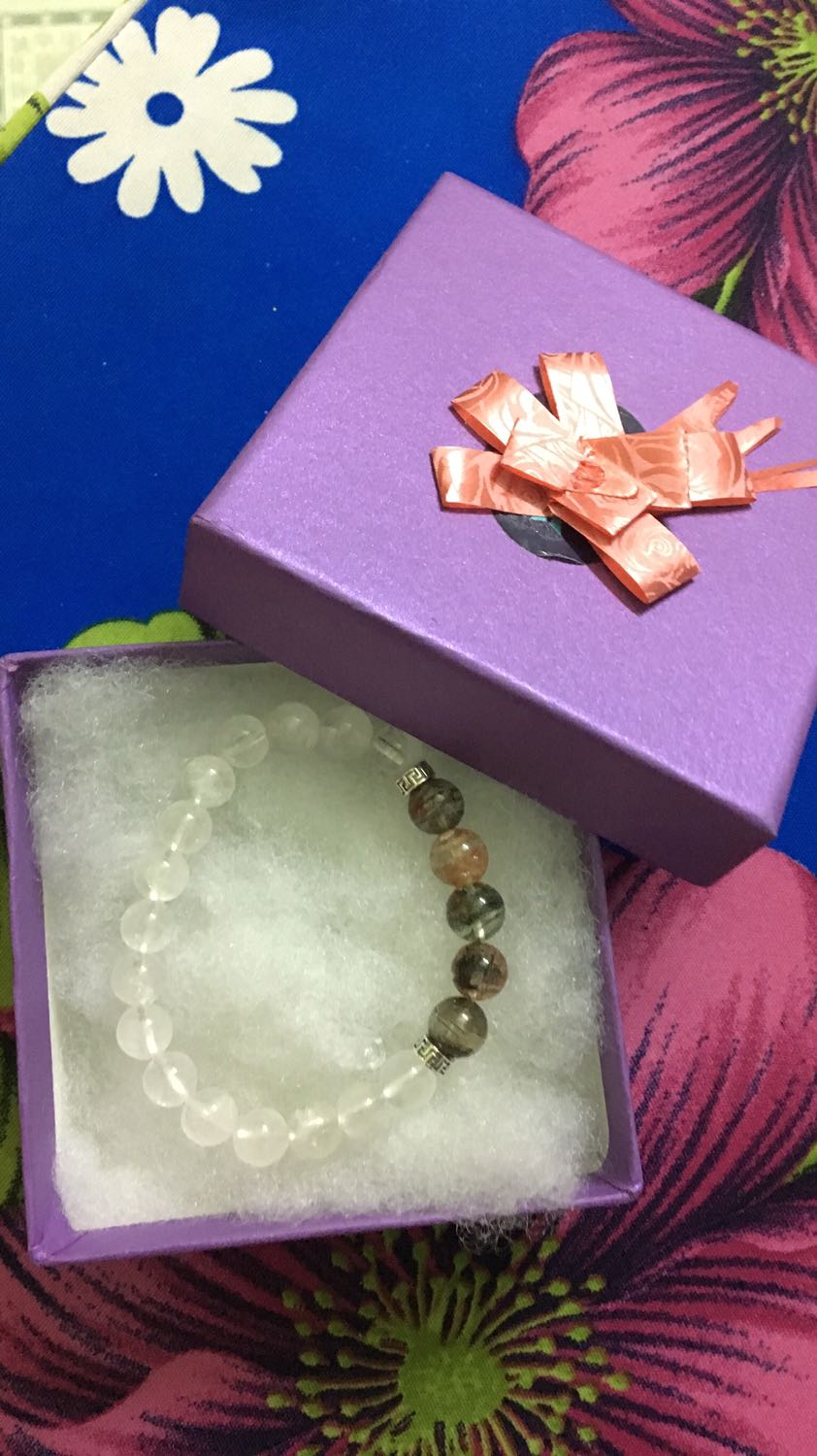 Vòng bằng đá giống hình, có kèm hộp và 4 viên đá thay thế. Hài lòng