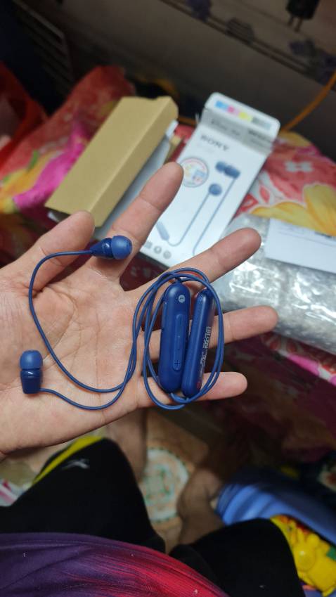 OK ! Chất lượng âm thanh ở mức khá tốt, tiếng bass thì cũng bình thường, ko mạnh lắm, hài lòng trong tầm giá, màu sắc mua màu xanh cũng khá đẹp và thời trang, kết nối rất dễ dàng, dò bluetooth kết nối là sử dụng, pin thì chưa bao giờ xài hết trọng 1 lần sạc nên chưa biết chính xác mấy giờ nghe liên tục, sạc chuẩn Type C cũng nhanh, khoảng hơn 2h  là đầy pin khi mua đã có sẵn pin còn ít. Cơ bản thì hài lòng với mức giá