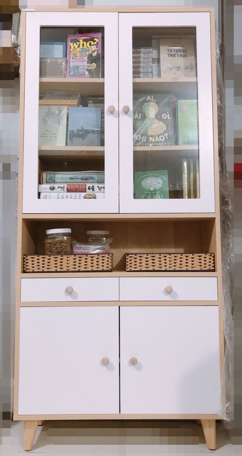 Thích thiết kế cửa kính trên và cửa gỗ bên dưới nên đã đặt mẫu này, đỡ phải quét bụi thường xuyên!!!

Tủ được đóng rất chắc chắn, chất gỗ đặc chứ không mỏng như 1 số mẫu kệ tủ bán bên ngoài, bản lề cũng vững chắc, các tay nắm bằng gỗ cũng cứng cáp. Chỉ có 1 lỗi nhỏ xíu là 2 cánh cửa tủ dưới hơi cách xa 1 chút, nhưng thôi bỏ qua. 

Ship cũng nhanh, cỡ 2 ngày, mà kho đóng tủ ngay Q12 gần nhà mình. Túm lại là khá ưng, sắp tới nếu cần sẽ ưu tiên Sib Decor, tuy giá hơi cao hơn 1 chút nhưng tiền nào của đó ^^