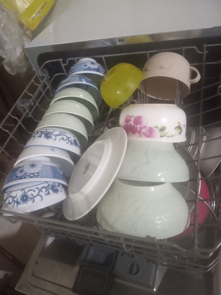 Một sản phẩm quá tuyệt vời. Nên mua ngay và luôn nhé các bạn. Nó rửa sạch lắm ý. Dùng chế độ nomal bát đũa sẽ được sấy khô cong và bóng lộn. Còn chế độ rửa nhanh thì ko có sấy vì nó rửa có 30 phút là xong.   Các bạn nhớ mua nước bóng và muối của hãng finishi để đổ vào máy trước khi máy hoạt động để máy được bền nhé. Mình dùng viên rửa của finishi luôn. 1 viên to quá nên cắt đôi cho nưa viên thôi nhé là quá sạch rồi. Máy này chứa được rất nhiều bát đũa, nồi niêu. Rất đáng mua. Tiki giao hàng đúng hẹn. Bạn giao hàng rất vui vẻ nhiệt tình mở kiện hàng đồng kiểm luôn. Còn bạn lắp đặt cũng quá tuyệt vời vui vẻ ko nề hà việc gì cả. Sứng đáng được thưởng thêm nha. Cả gia đình mình ăn 3 bữa rửa 1 lần vào buổi tối thôi nha. Nhà mình 2ng lớn và 2 trẻ em. Các b xếp bát xong kiểm tra quay thử cánh quạt phun nước xem có bị mắc ko nhé. Nếu bị mắc thì xếp lại. Ko để bị mắc thì bát đũa mới sạch trơn. Chứ nếu bị mắc nươc ko phun tới đều các bát được.