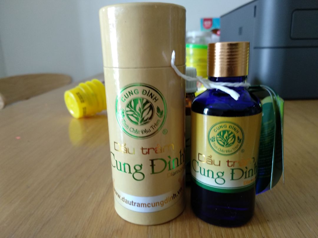 Tôi đặt loại thường và loại đặc biệt thì nhận được chai đặc biệt 50ml, mở ra thử thì mùi nồng đậm đặc y như mùi chai dầu khuynh diệp. Hoàn toàn không có mùi dầu tràm. Hình thức mẫu mã thì rất đẹp nhưng ruột là dầu khuynh diệp. tôi mong muốn trả lại hàng vì có dấu hiệu *** khách hàng nếu thực sự đây là hàng của công ty chính hãng.