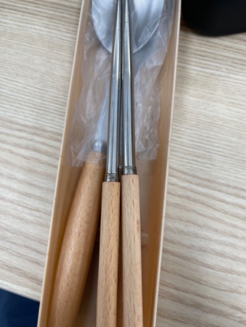 đũa inox mà mới nhận đã thấy cũ gỉ sét rồi. đũa inox mà mới nhận đã thấy cũ gỉ sét rồi.