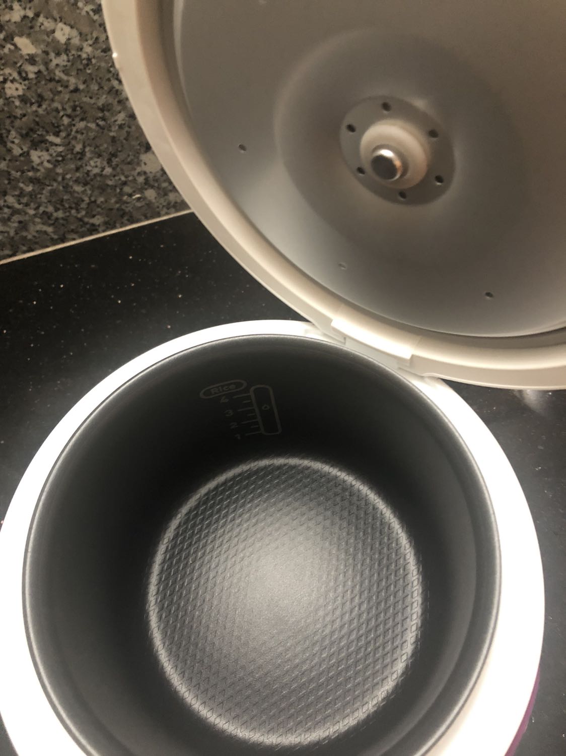 Hàng giao đúng hẹn. Không có hộp carton của tiki bên ngoài hộp tefal. May nồi không bị móp méo gì. Đầy đủ phụ kiện tem mác sản phẩm. Nồi nhỏ xinh trông cũng đẹp, chắc chắn. Mình chưa thử nấu cơm nên chưa biết chất lượng thế nào. Hy vọng cơm cũng ngon.