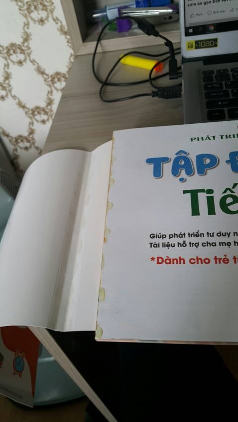 Nội dung sách bắt mắt đẹp nhưng đóng sách thì ôi thôi vừa mở ra là bìa bung đằng bìa sách đi đằng sách. Mình sợ cho Bé học được mấy bữa sẽ rơi ra từng trang. ... Đề nghị nhà cung cấp xem lại kỹ trước khi giao hàng.