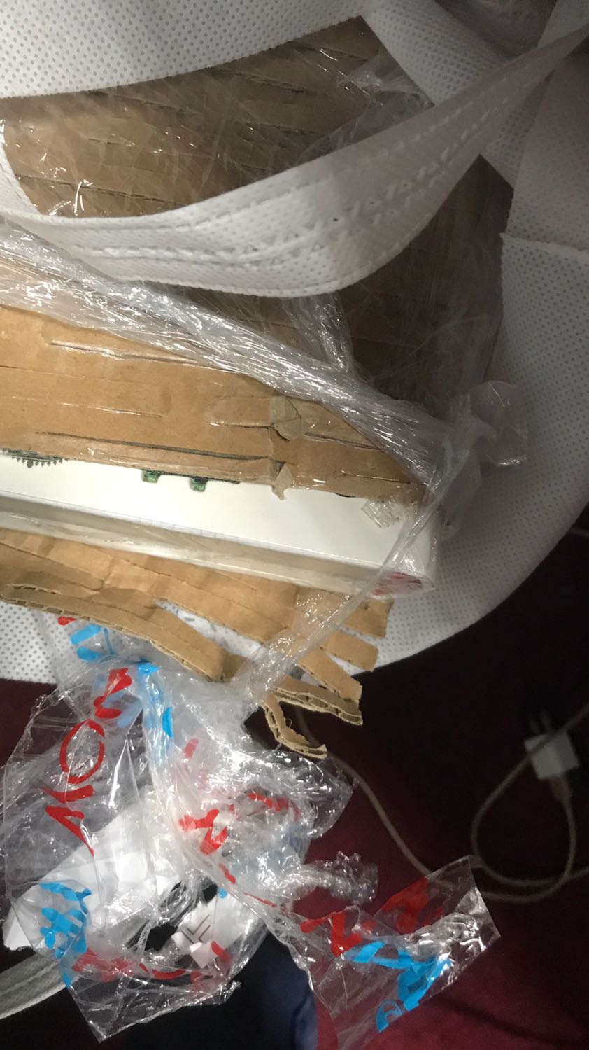 bọc ko kĩ, chỉ bọc một lớp giấy bên ngoài với lớp màng gây móp 1 cạnh sách, mong bên tiki đóng gói cẩn thận hơn lần sau