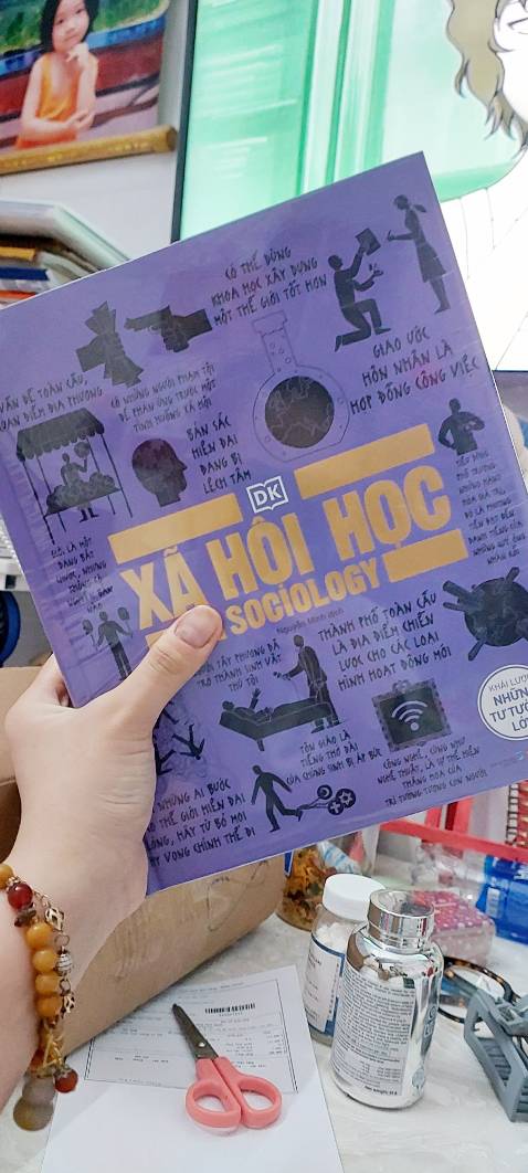 Sản phẩm đắt tiền nhưng chưa thật sự xứng với số tiền phải bỏ ra. Còn nguyên seal nhưng sách bên trong lại bị dính trang rất nhiêu, một vài trang không được sạch và bị dập gáy