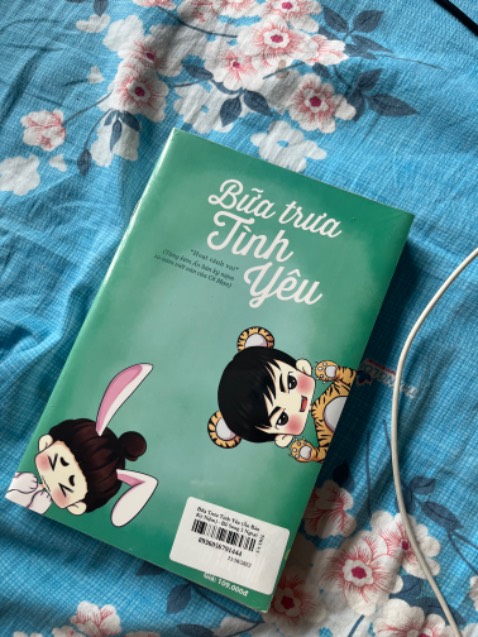 Giao hàng nhanh, gói hàng có hơi sơ sài. Ko thấy sách bị móp hay hư hại gì. Nói chung sách và cuốn ngoại truyện còn mới. Mong tiki bao bọc hàng kĩ hơn!!!