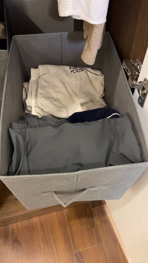 Sh đóng gói sản phẩm cẩn thận, giao đủ số lượng sản phẩm đã đặt, hộp đẹp đựng được nhiều đồ. Màu xám ghi nhìn sang, nhã nhặn. 
Mình mua thử rất ưng, sẽ mua thêm những màu kia để dùng thử thêm - màu kem mình thấy đẹp, tuy nhiên không giặt được thì mình nghĩ nên để đồ quần áo khô trong tủ quần áo để chứa, tránh để đồ ẩm hay ướt thì không tốt mấy. Cho shop 5 sao nha! sẽ còn mua tiếp